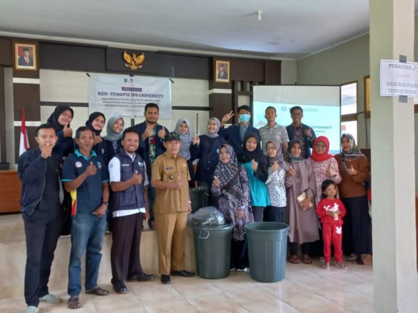 Mahasiswa KKN-T FPIK IPB memberikan penyuluhan kepada masyarakat Desa Kondangjajar dalam hal Budidaya Ikan Dalam Ember (BUDIKDAMBER).